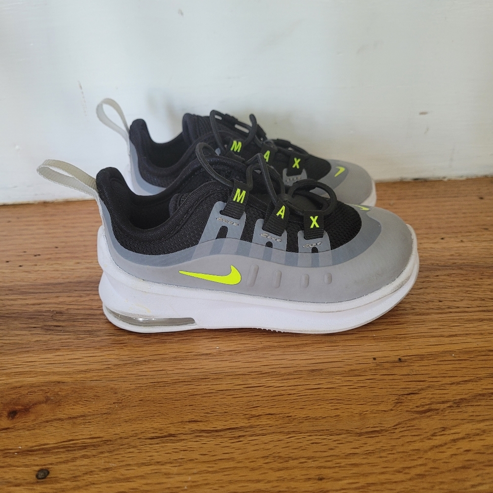 Nike - Picture 3 of 3